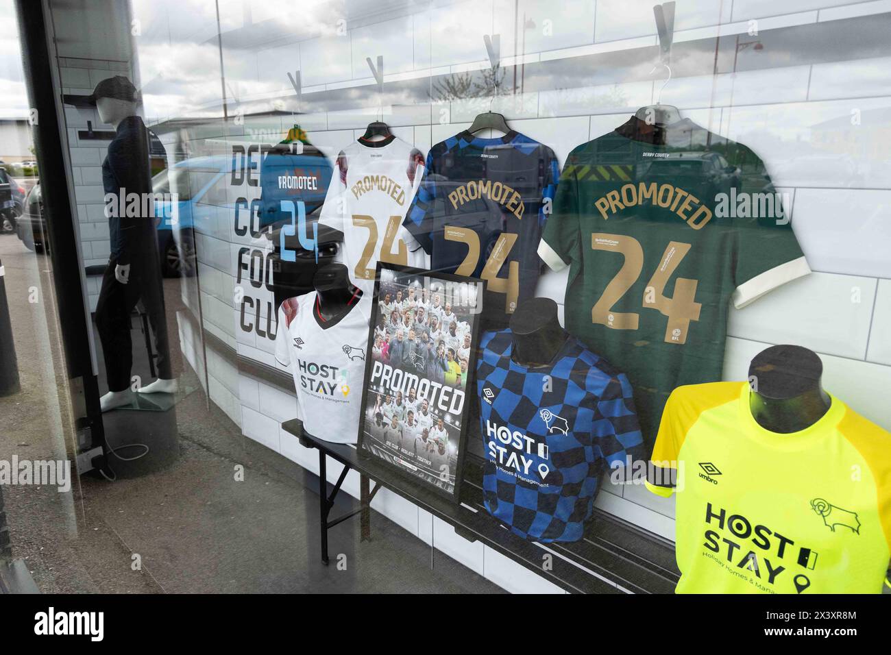 Una visione generale dell'edizione speciale ÒPromotion di 24Ó cimeli in mostra al Derby County Football Club Megastore disponibile per i tifosi per l'acquisto il 29/04/2024, il giorno dopo che il club ha vinto la promozione in campionato battendo il Carlisle United 3-0 in casa. Il club ha modificato la propria casa, la trasferta e la terza kitÕs con una speciale numerazione dorata e scritta ÒPromoted 24Ó foto di Ben Booth | ALAMY FOTO STOCK Foto Stock