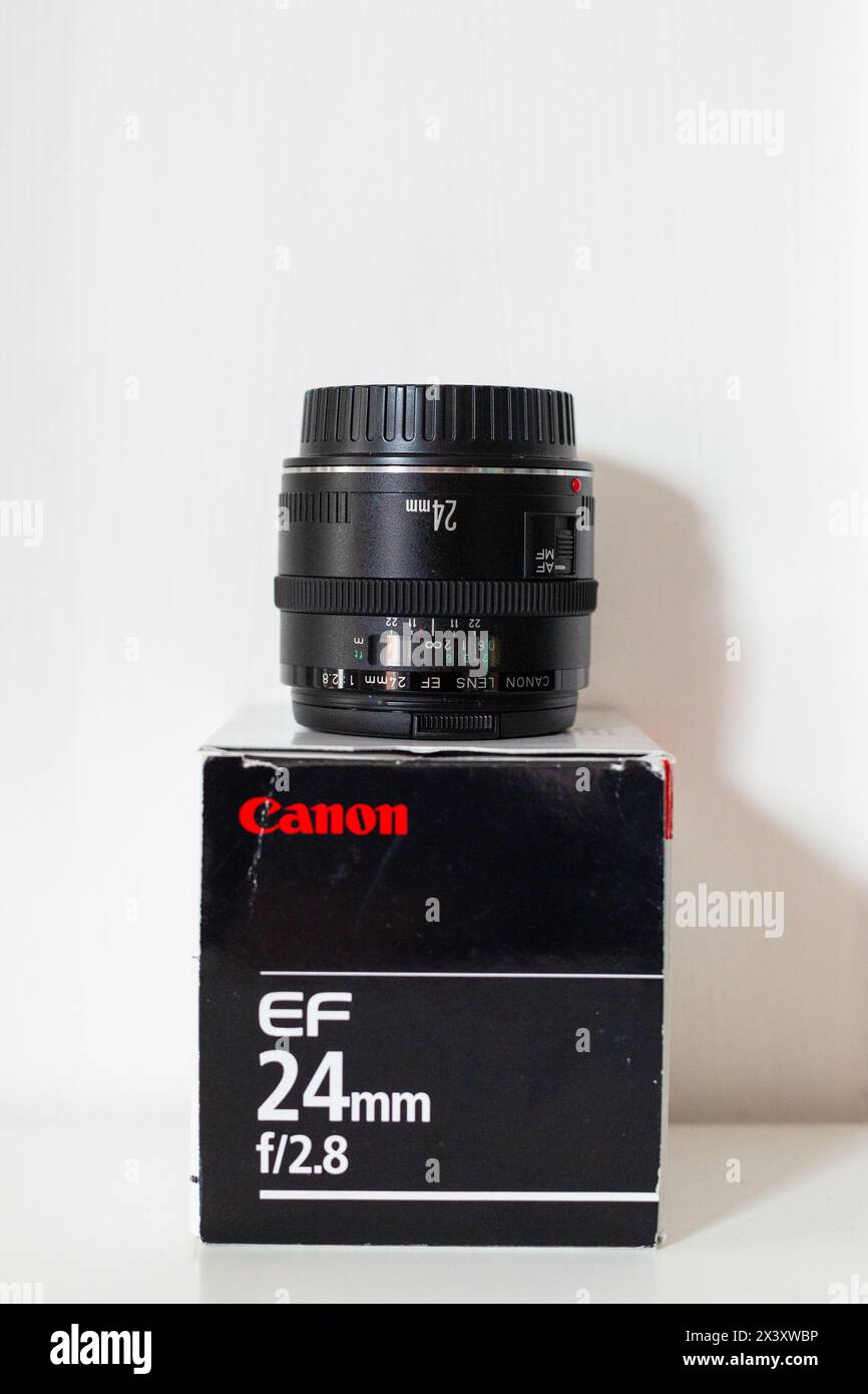 Obiettivo Canon 24 mm f2.8. Vendere attrezzature per telecamere per la sostenibilità e la generazione di reddito nel costo della vita in crisi. Foto Stock