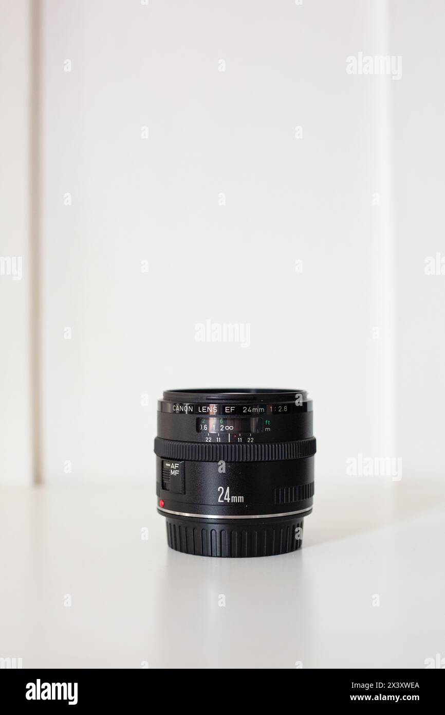 Obiettivo Canon 24 mm f2.8. Vendere attrezzature per telecamere per la sostenibilità e la generazione di reddito nel costo della vita in crisi. Foto Stock