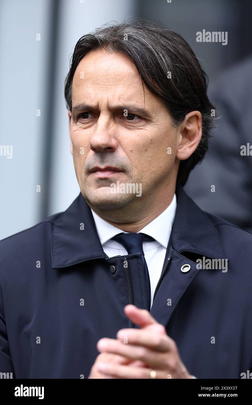 Simone Inzaghi, capo allenatore del FC Internazionale, guarda durante la partita di serie A tra FC Internazionale e Torino FC allo Stadio Giuseppe Meazza il 28 aprile 2024 a Milano. Foto Stock