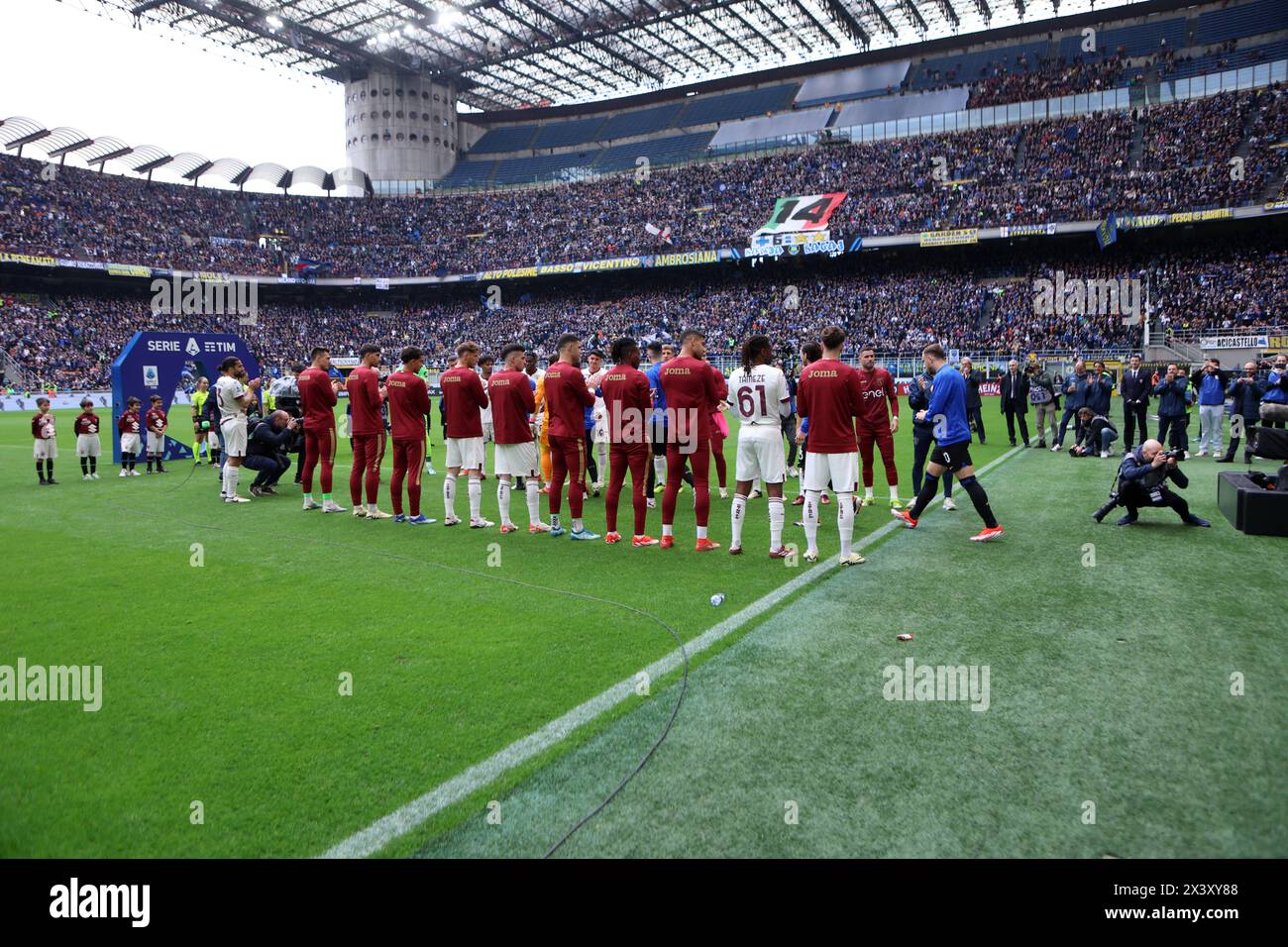 I giocatori del Torino FC celebrano la vittoria dell'FC Internazionale Scudetto prima della partita di serie A tra FC Internazionale e Torino FC allo Stadio Giuseppe Meazza il 28 aprile 2024 a Milano. Foto Stock
