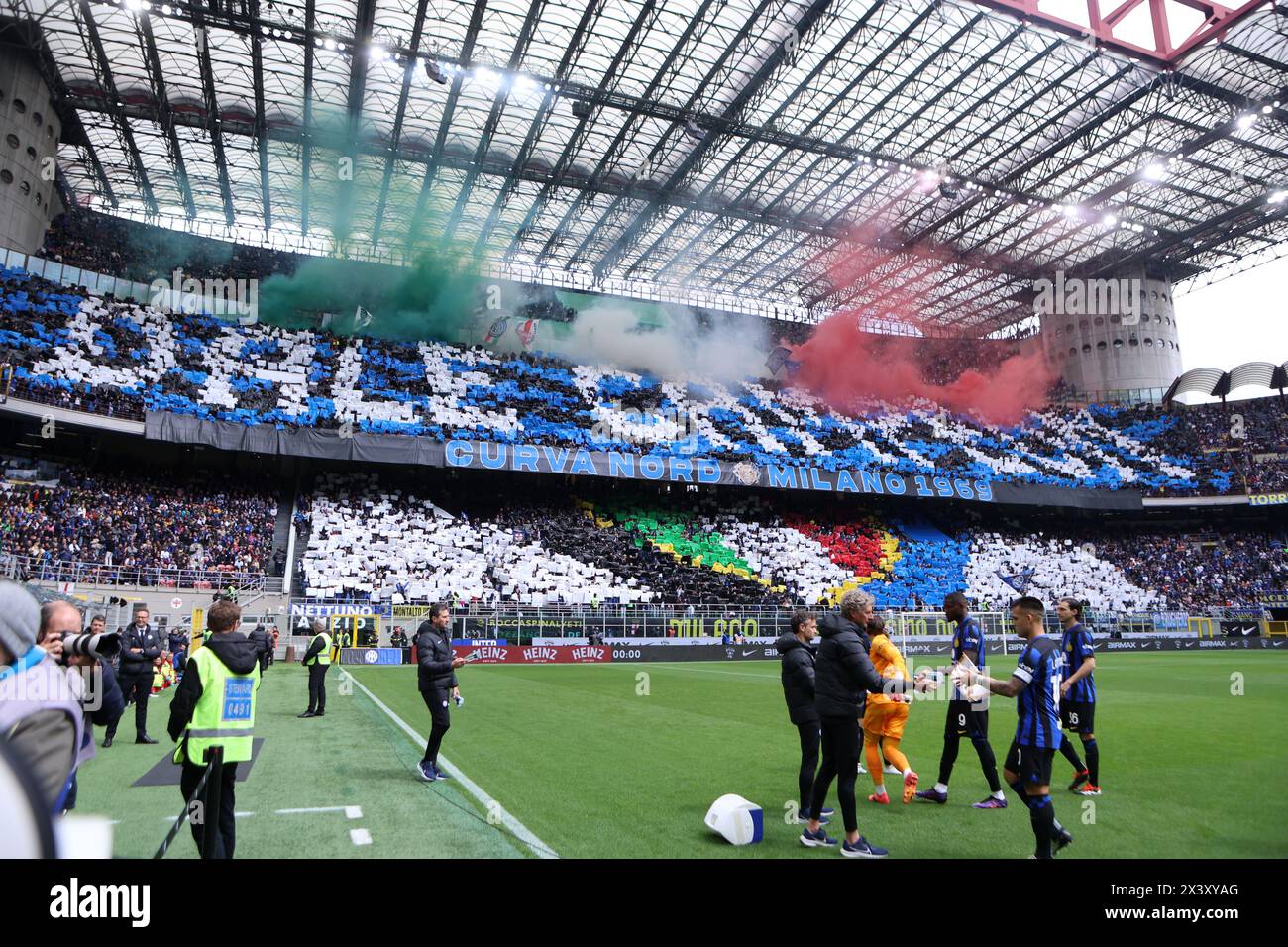 Tifosi del FC Internazionale durante la partita di serie A tra FC Internazionale e Torino FC allo Stadio Giuseppe Meazza il 28 aprile 2024 a Milano. Foto Stock
