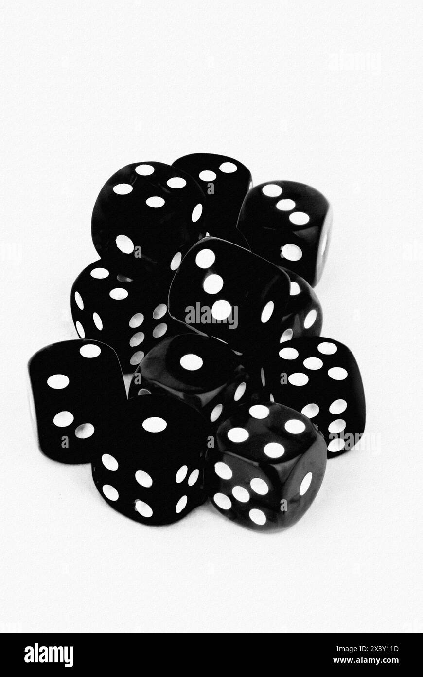 primo piano di dadi neri isolati su sfondo bianco Foto Stock