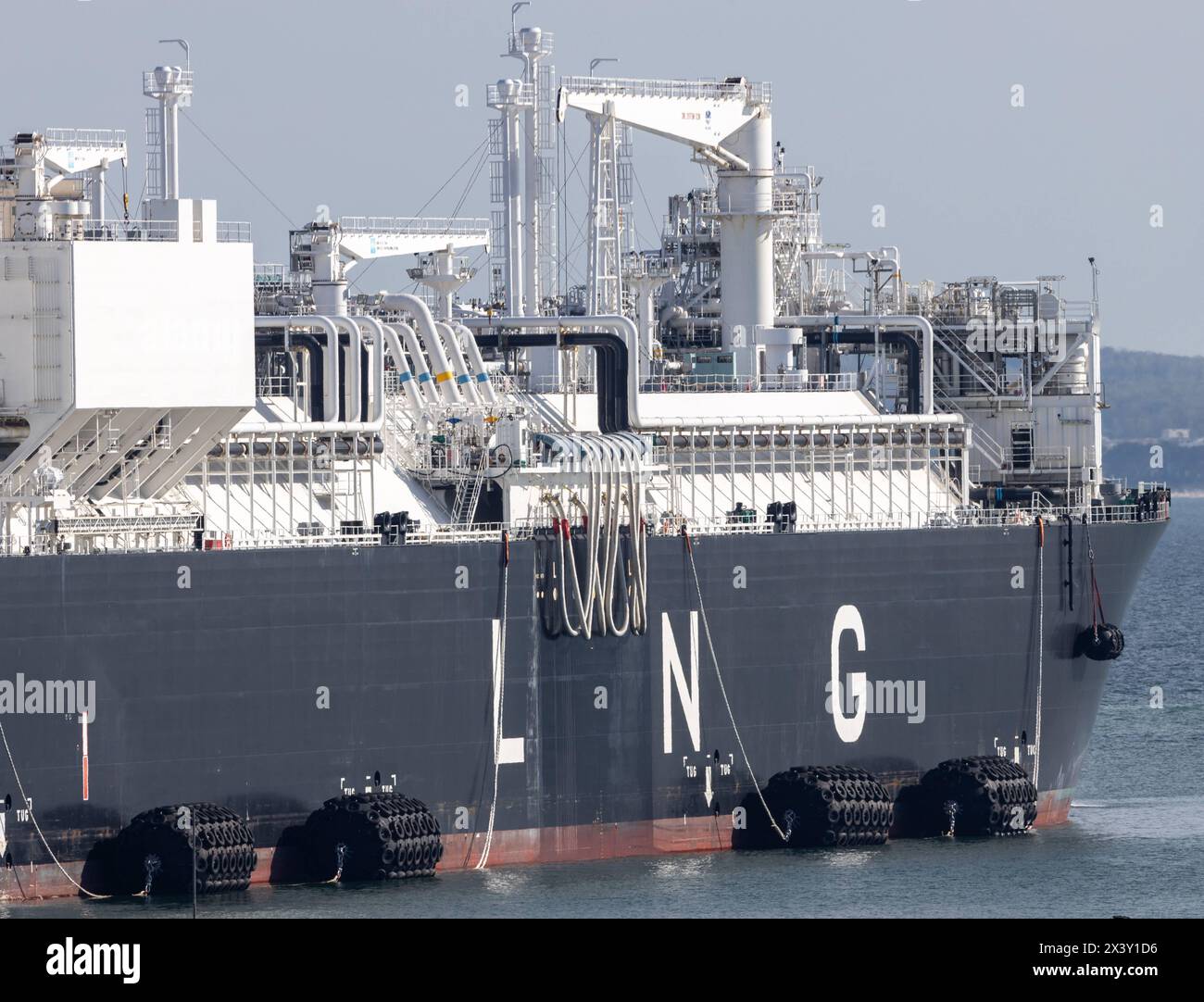 LNG-Terminal Mukran Das Regasifizierungsschiff FSRU ENERGOS POWER liegt im Hafen Mukran Landkreis Vorpommern-Ruegen. DAS FSRU bereitet im neugebauten LNG-Terminal das gas auf und speist es in Die Pipeline von der Insel Ruegen bis zum Gasknotenpunkt Lubmin ein. DAS LNG-Terminal soll Mitte mai den Regelbetrieb starten. Mukran Meclemburgo-Vorpommern Deutschland *** terminale GNL Mukran la nave di rigassificazione FSRU ENERGOS POWER è ormeggiata nel porto di Mukran Vorpommern distretto Ruegen la FSRU elabora il gas nel terminale GNL di nuova costruzione e lo alimenta nel gasdotto proveniente dall’isola di Ru Foto Stock