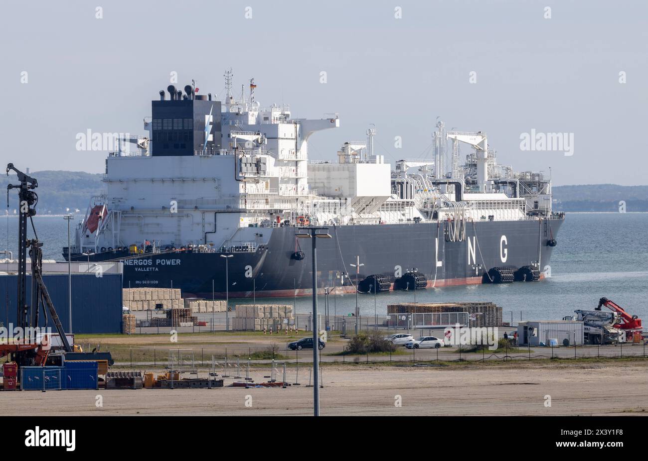 LNG-Terminal Mukran Das Regasifizierungsschiff FSRU ENERGOS POWER liegt im Hafen Mukran Landkreis Vorpommern-Ruegen. DAS FSRU bereitet im neugebauten LNG-Terminal das gas auf und speist es in Die Pipeline von der Insel Ruegen bis zum Gasknotenpunkt Lubmin ein. DAS LNG-Terminal soll Mitte mai den Regelbetrieb starten. Mukran Meclemburgo-Vorpommern Deutschland *** terminale GNL Mukran la nave di rigassificazione FSRU ENERGOS POWER è ormeggiata nel porto di Mukran Vorpommern distretto Ruegen la FSRU elabora il gas nel terminale GNL di nuova costruzione e lo alimenta nel gasdotto proveniente dall’isola di Ru Foto Stock