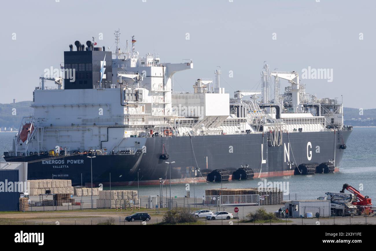 LNG-Terminal Mukran Das Regasifizierungsschiff FSRU ENERGOS POWER liegt im Hafen Mukran Landkreis Vorpommern-Ruegen. DAS FSRU bereitet im neugebauten LNG-Terminal das gas auf und speist es in Die Pipeline von der Insel Ruegen bis zum Gasknotenpunkt Lubmin ein. DAS LNG-Terminal soll Mitte mai den Regelbetrieb starten. Mukran Meclemburgo-Vorpommern Deutschland *** terminale GNL Mukran la nave di rigassificazione FSRU ENERGOS POWER è ormeggiata nel porto di Mukran Vorpommern distretto Ruegen la FSRU elabora il gas nel terminale GNL di nuova costruzione e lo alimenta nel gasdotto proveniente dall’isola di Ru Foto Stock