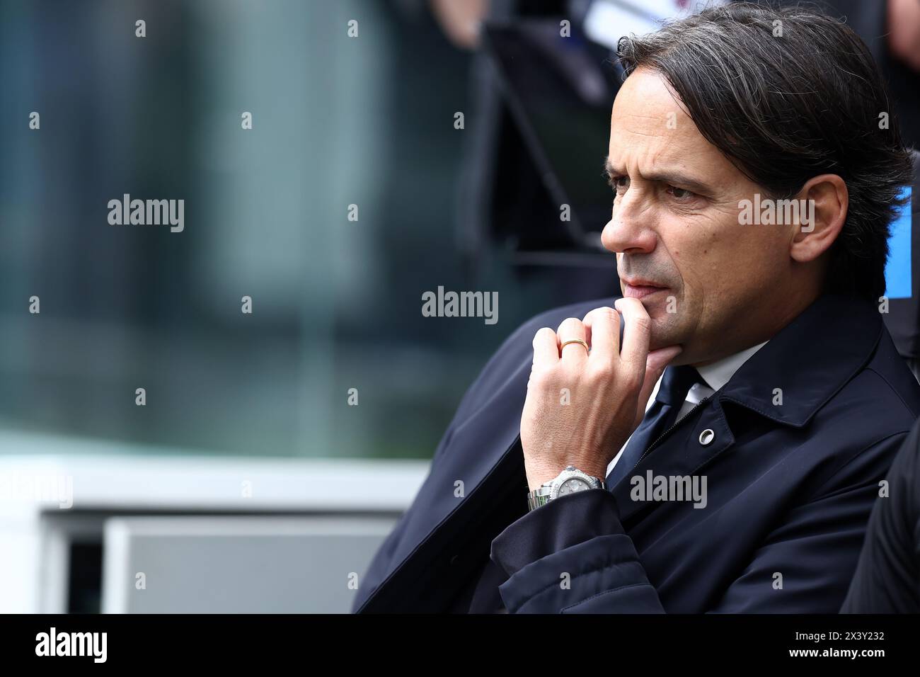 Simone Inzaghi, allenatore del FC Internazionale, guarda durante la partita di serie A tra FC Internazionale e Torino FC allo Stadio Giuseppe Meazza il 28 aprile 2024 a Milano. Foto Stock