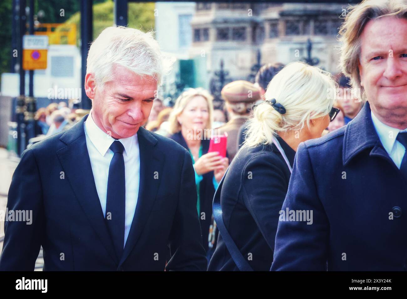 Londra, Regno Unito. 16 settembre 2022. Phillip Schofield e Holly Willoughby poco prima di entrare nella Westminster Hall per vedere la regina Elisabetta II giacente nello stato e lo scandalo "queuegate" reazione arrabbiata per aver saltato la fila di stato che seguì, Londra, Regno Unito. Crediti: Nidpor/Alamy Live News Foto Stock