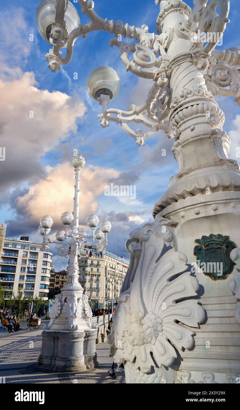 "Las Farolas", nel Paseo de la Concha, sullo sfondo l'Hotel Londres, Donostia, San Sebastian, Gipuzkoa, Paesi Baschi, Spagna, Europa. Las Farol Foto Stock