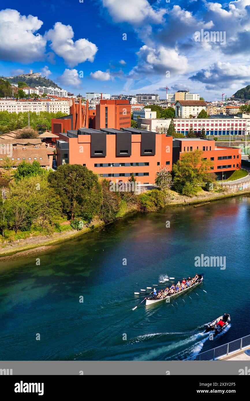 Vogatori, fiume Urumea, Università Deusto, Donostia, San Sebastian, paesi Baschi, Spagna, Europa. Il canottaggio è un esercizio in cui tutto il corpo è invo Foto Stock