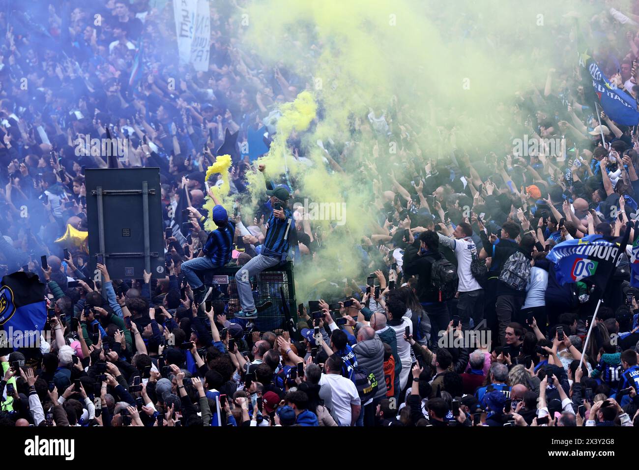 FC Internazionale tifosi in strada durante la FC Internazionale Victory Parade per aver vinto il ventesimo campionato nella sua storia. Foto Stock