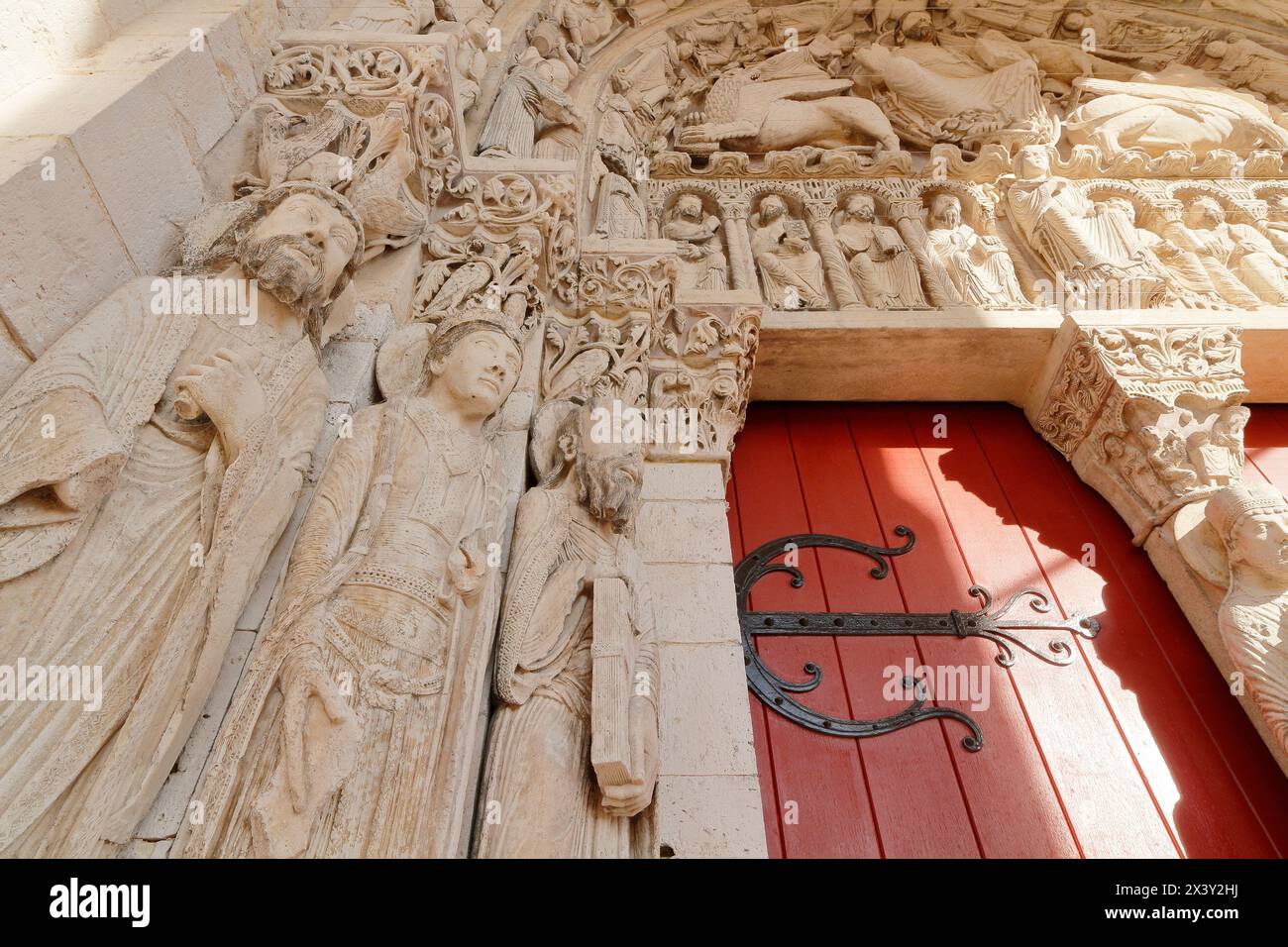Senna e Marne. Saint Loup de Naud. Chiesa di San Lupo, capolavoro dell'arte romanica. Primo piano sulle sculture della porta risalenti al XII secolo Foto Stock