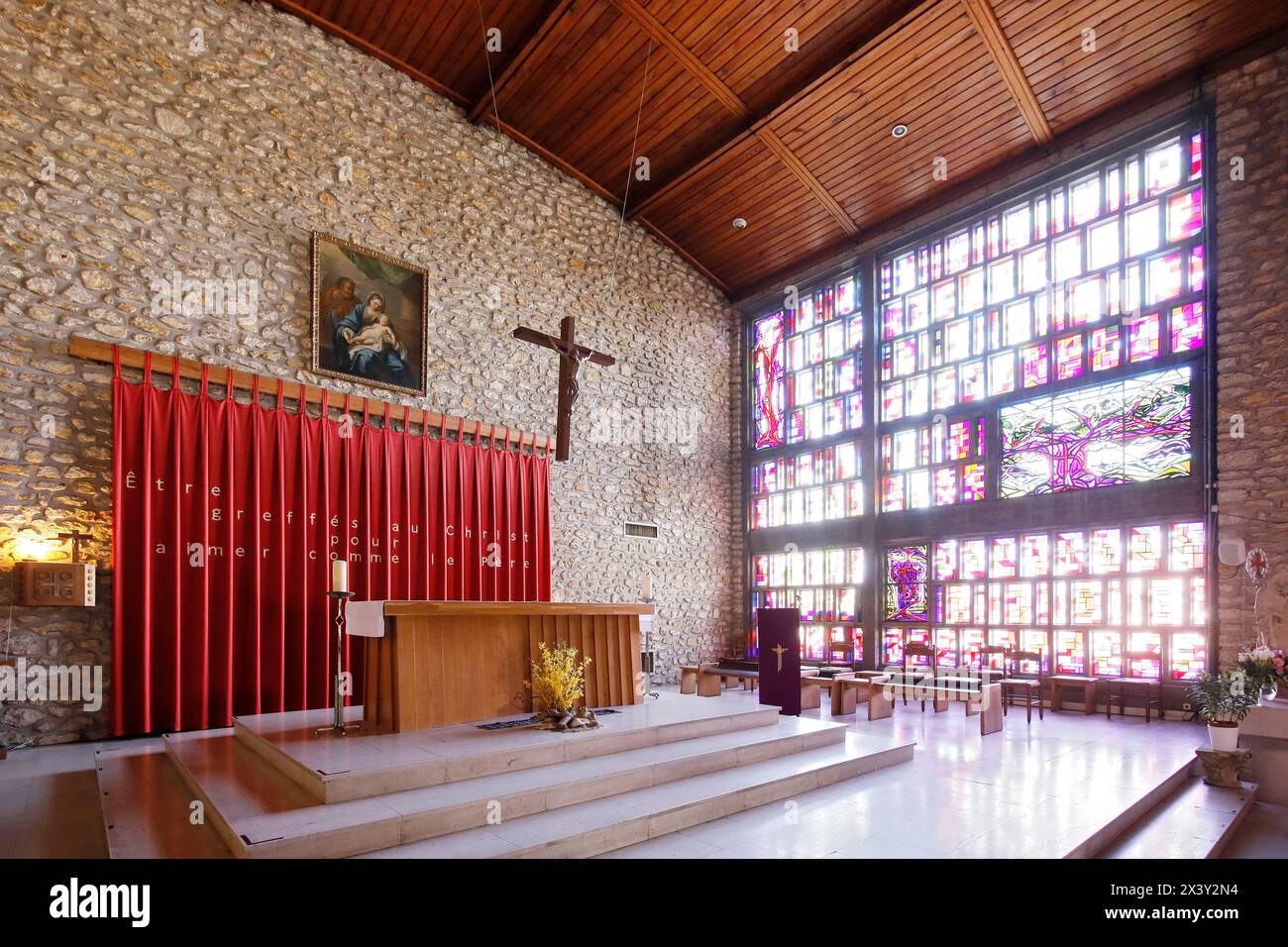 Francia. Senna e Marne. Tournan en Brie, centro storico medievale. Vista della sorprendente chiesa di Saint Denis. L'altare. Foto Stock