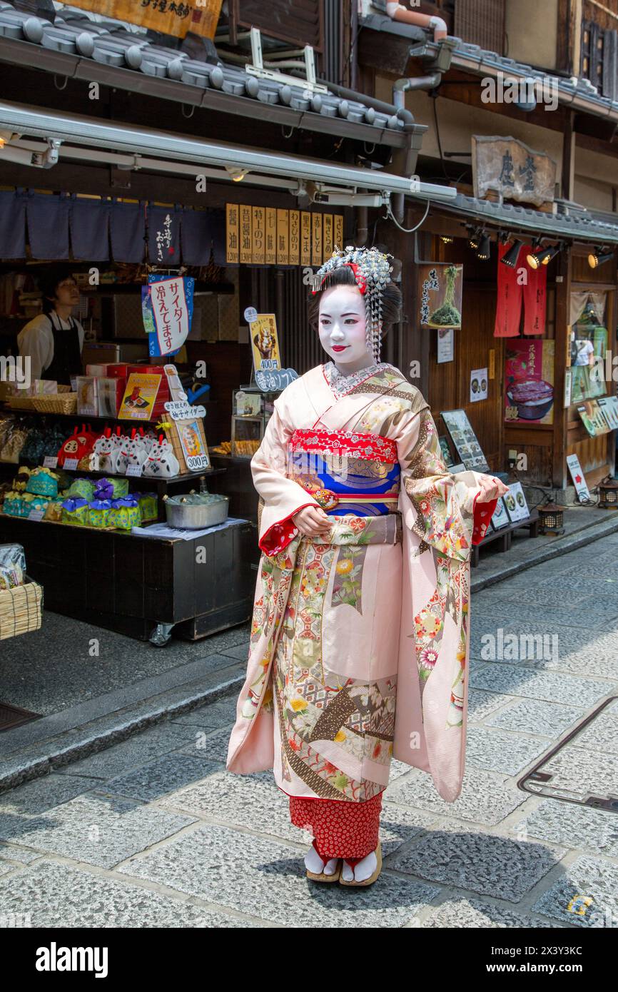 Kyoto, Giappone - 15 giugno 2016: Donna in costume da geisha e trucco nelle antiche strade di Kyoto. Famosa come zona per Geisha. Foto Stock