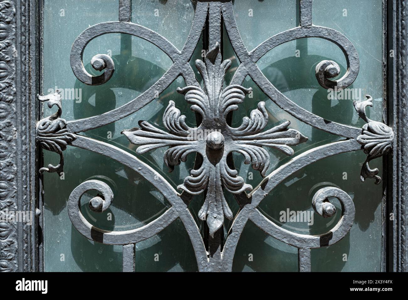 Architektonische Details von eisernem floralen Zierwerk in der historischen Altstadt von Bozen, Südtirol, Italien. Dettagli architettonici della flora del ferro Foto Stock