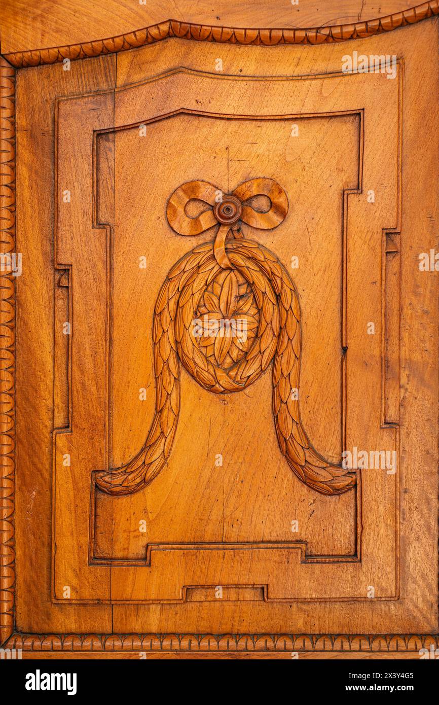 Dettagli von Schnitzwerk an einer traditionellen Haustür in der historischen Altstadt von Bozen, Südtirol, Italien. Dettagli delle incisioni in stile rustico Foto Stock