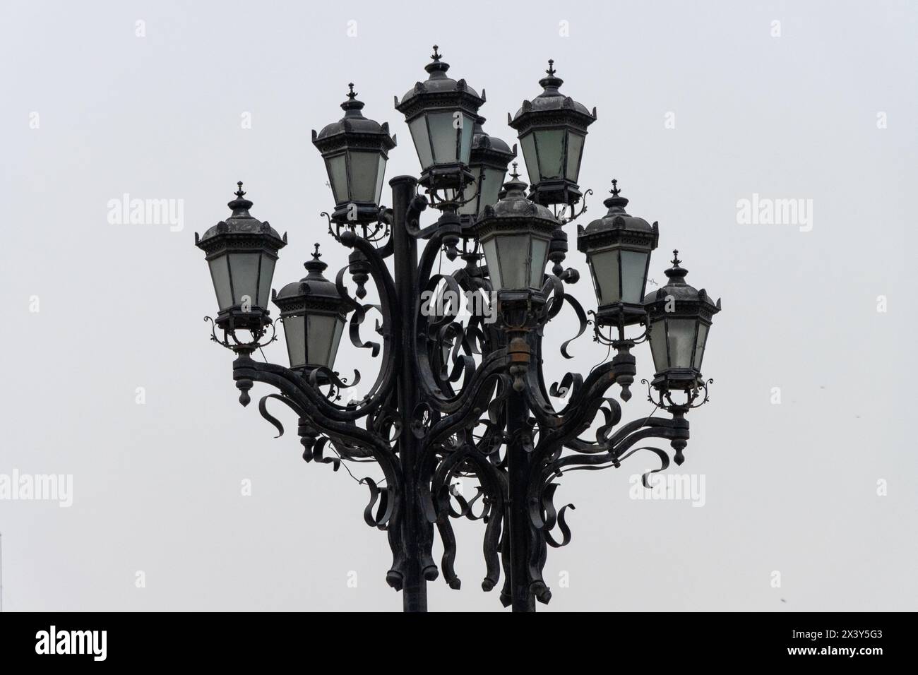 Vecchia lampada da strada vintage in città Foto Stock