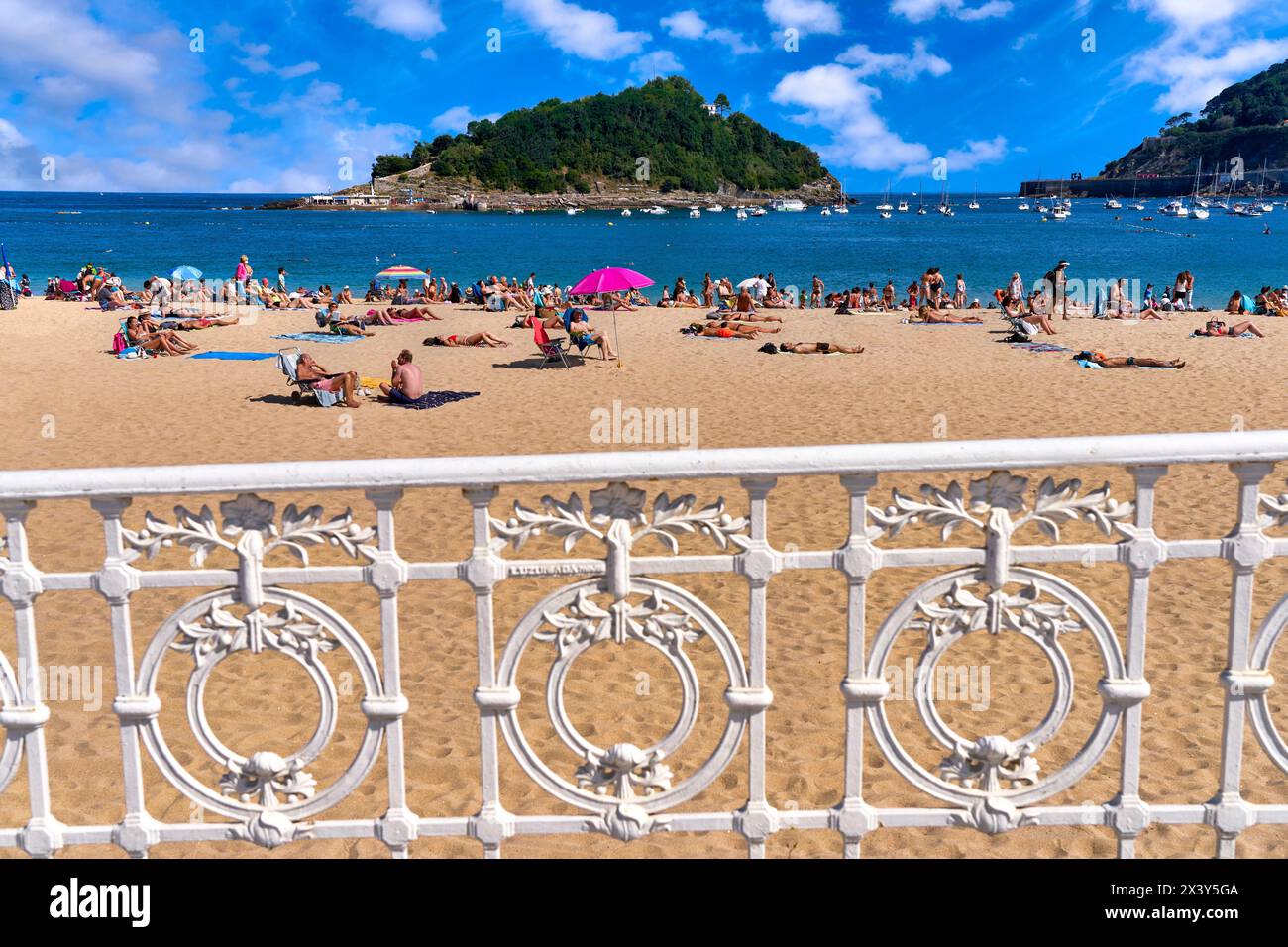 Bagnanti a Ondarreta Beach, dietro l'isola di Santa Clara, Donostia, San Sebastian, città cosmopolita di 187.000 abitanti, famosa per la sua gastronomia, Our Foto Stock