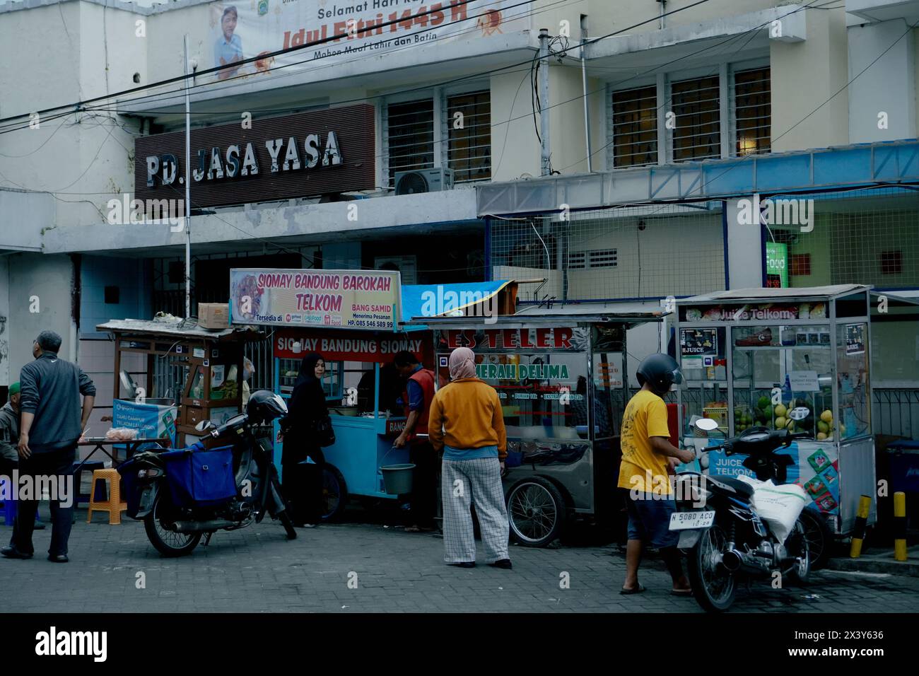 L'atmosfera del Kayutangan Heritage, Malang, con interazione tra venditori e acquirenti con un tema vintage Foto Stock