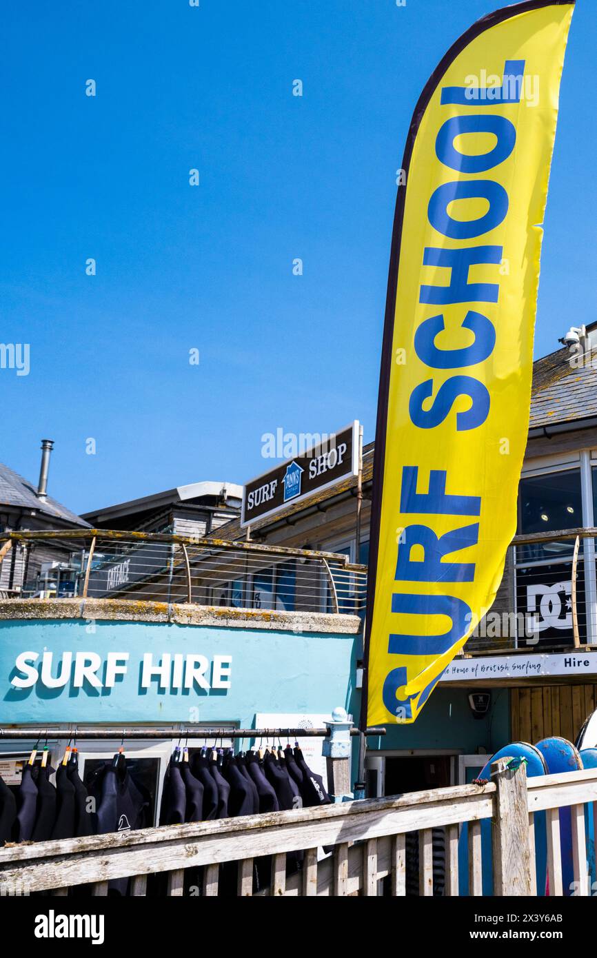 Un banner che pubblicizza una scuola di surf a Fistral a Newquay in Cornovaglia, nel Regno Unito. Foto Stock