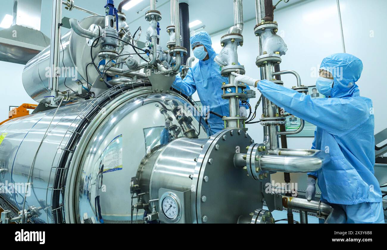 ZHANGYE, CINA - 29 APRILE 2024 - i membri del personale lavorano sul funzionamento delle attrezzature in una linea di produzione automatizzata per il fluido supercritico biotecnologico estr Foto Stock