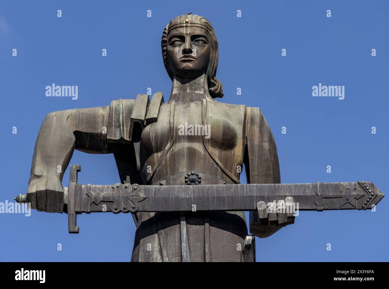 Erevan, Armenia 14 febbraio 2024: La monumentale statua della "madre Armenia" nel parco della Vittoria di Erevan, la capitale dell'Armenia Foto Stock