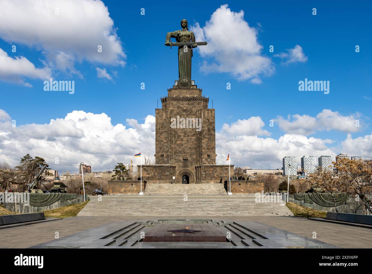 Erevan, Armenia 14 febbraio 2024: La monumentale statua della "madre Armenia" nel parco della Vittoria di Erevan, la capitale dell'Armenia Foto Stock