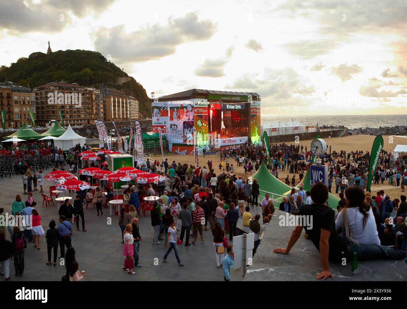 Terrazze sulla spiaggia di La Zurriola, Jazz Festival, Donostia, San Sebastian, Gipuzkoa, Paesi Baschi Foto Stock