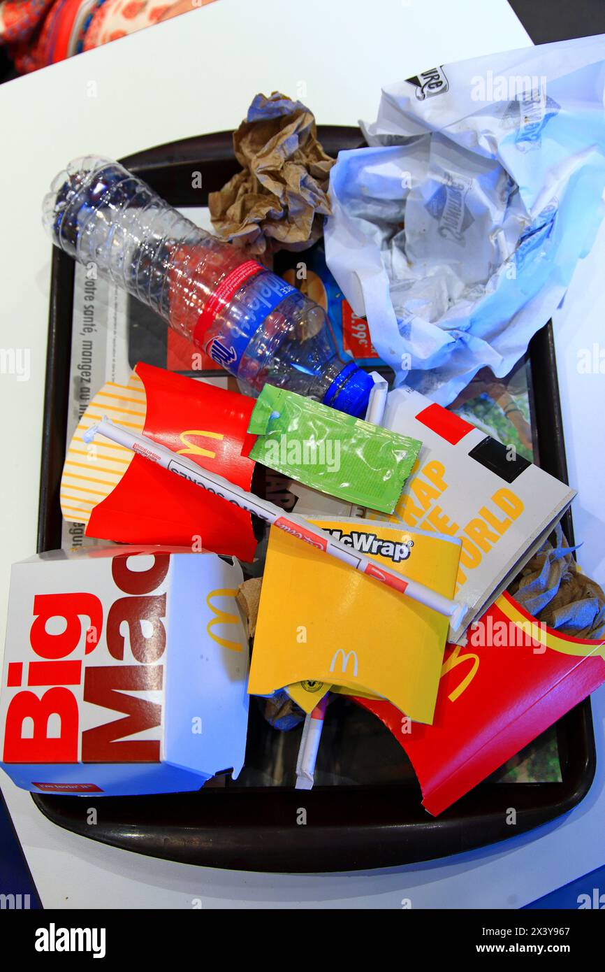 Confezionamento alla fine di un pasto in un Mac Donald. Foto Stock