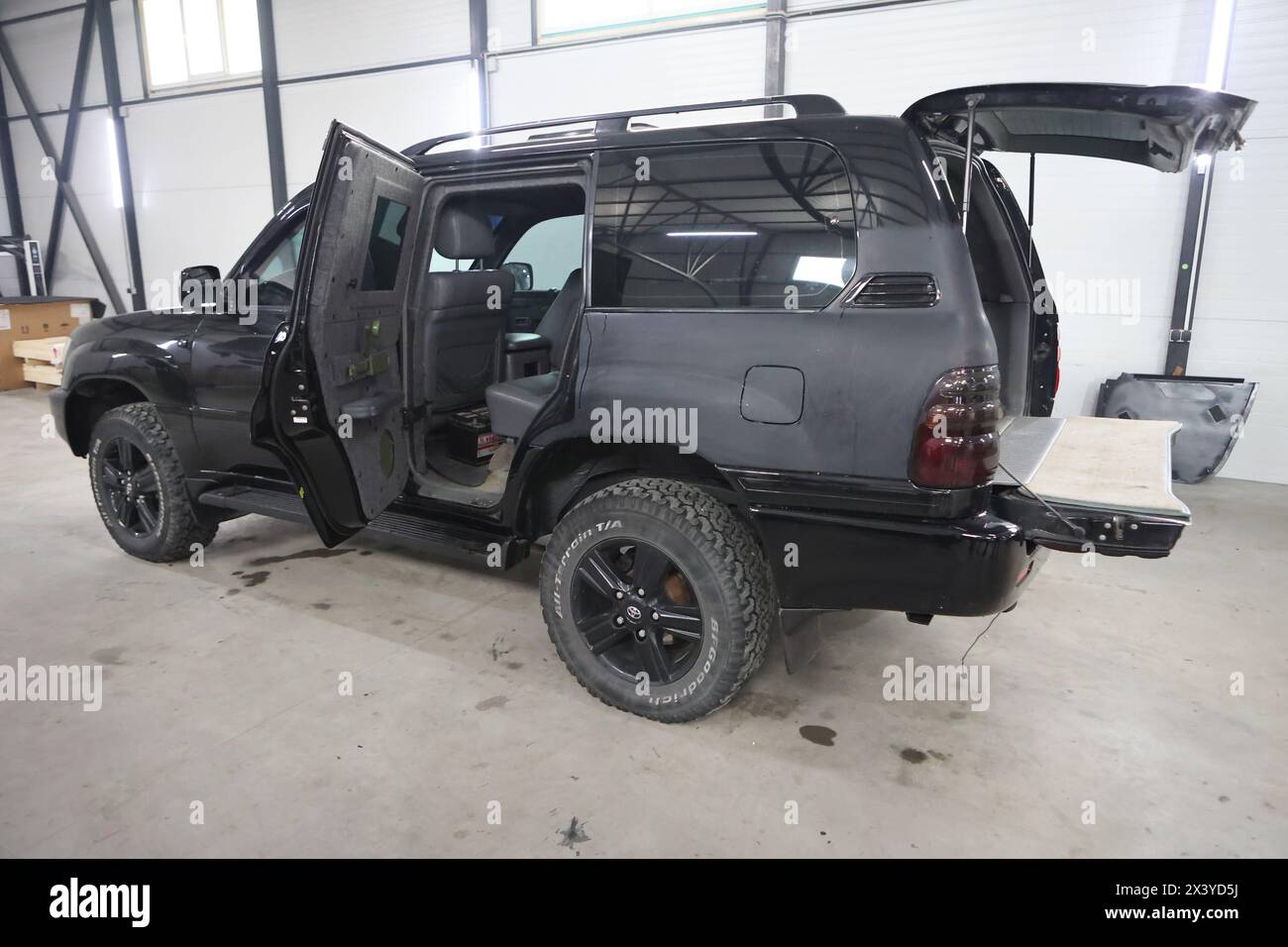 Non esclusiva: REGIONE DI IVANO-FRANKIVSK, UCRAINA - 26 APRILE 2024 - negozio di produzione della società Transformers LLC, con sede a Kiev, attualmente impegnata in Foto Stock