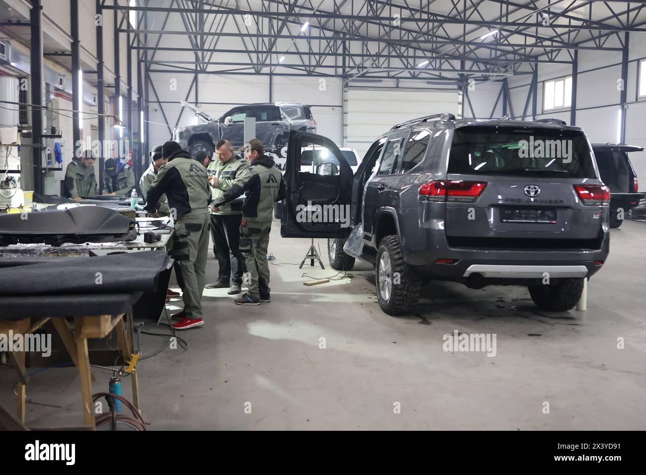 Non esclusiva: REGIONE DI IVANO-FRANKIVSK, UCRAINA - 26 APRILE 2024 - negozio di produzione della società Transformers LLC, con sede a Kiev, attualmente impegnata in Foto Stock