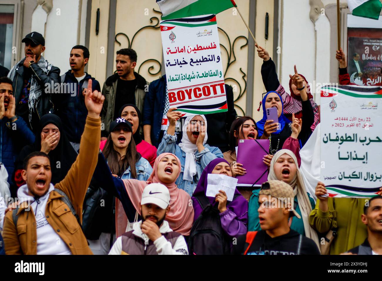 29 aprile 2024, Tunisi, Tunisia: Studenti e attivisti pro-palestinesi tengono una manifestazione su Habib Bourguiba Avenue a Tunisi. I partecipanti sventolarono la bandiera palestinese e levarono striscioni che chiedevano la "fine dell'assedio” e la "fine del genocidio” a Gaza, nonché il boicottaggio di Israele. L'evento coincide con diverse proteste nei campus universitari di vari paesi e soprattutto negli Stati Uniti per la guerra a Gaza, con gli studenti che chiedono alle loro istituzioni accademiche di boicottare Israele (Credit Image: © Hasan mrad/IMAGESLIVE via ZUMA Press Wire) SOLO USO EDITORIALE! Non per Commerc Foto Stock