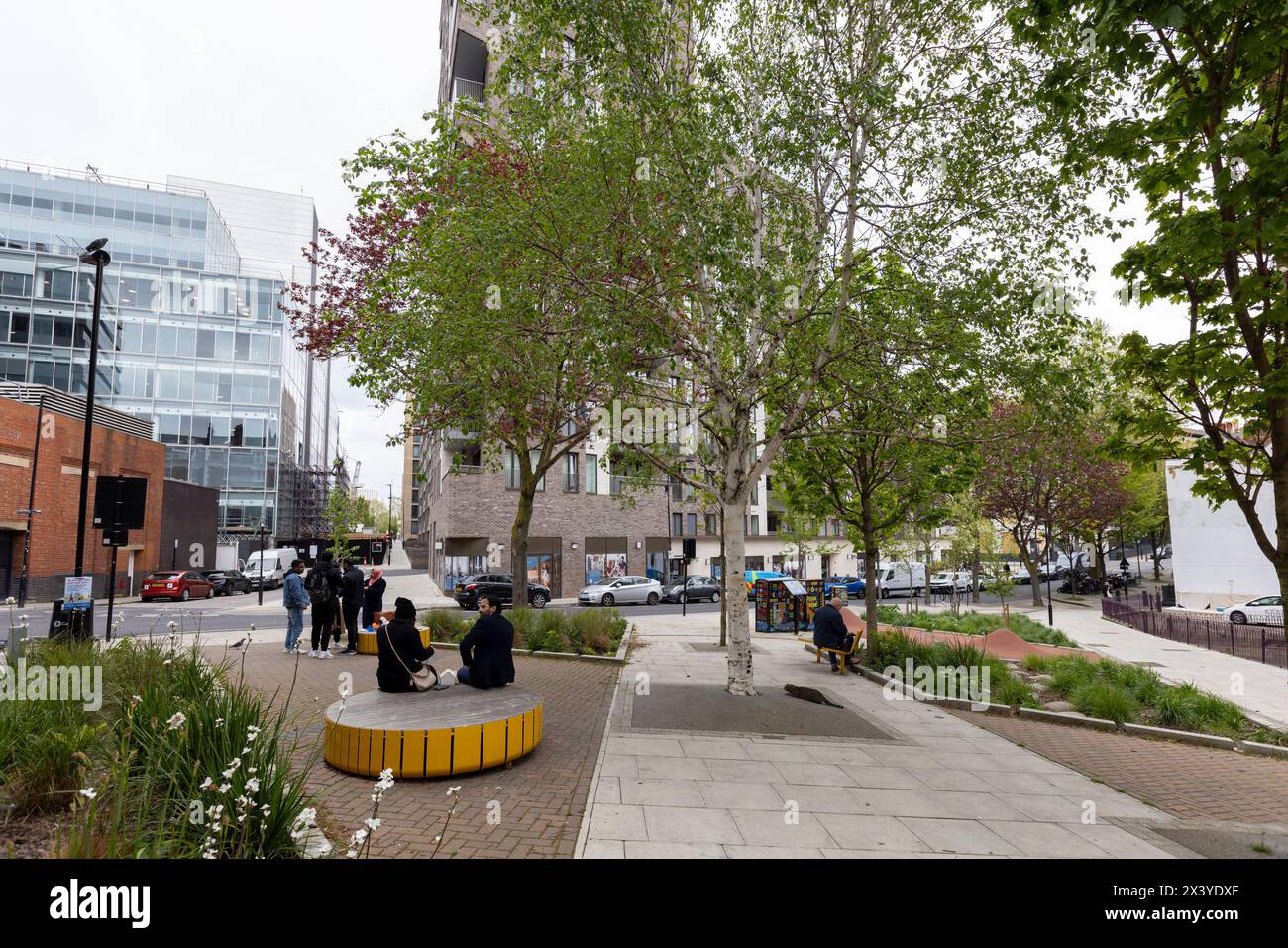 Fleet Valley Pocket Park, WC1, progettato per catturare il flusso d'acqua di superficie in un'area precedentemente completamente pavimentata. Foto Stock