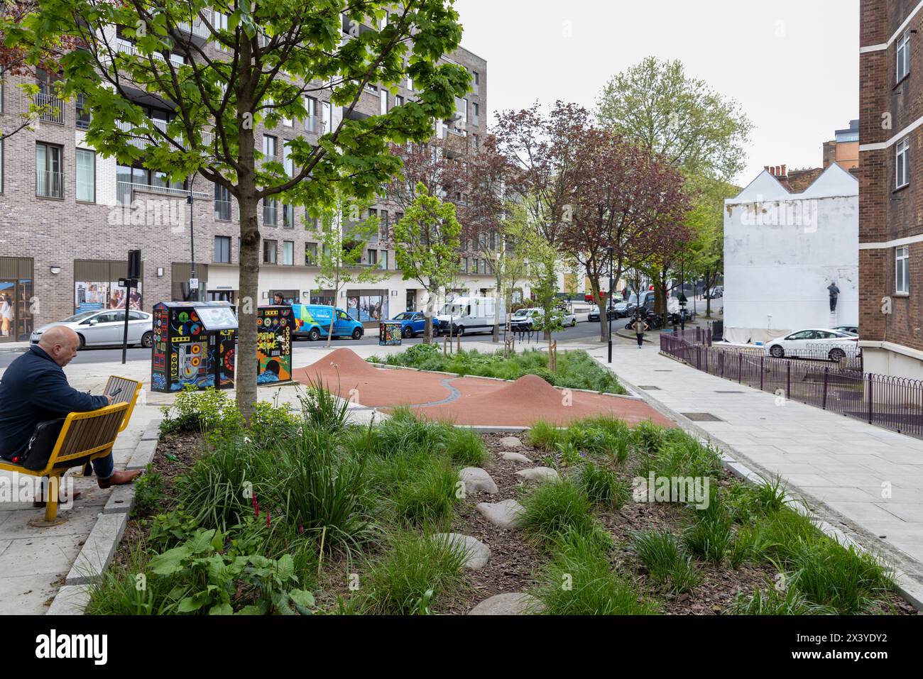 Fleet Valley Pocket Park, WC1, progettato per catturare il flusso d'acqua di superficie in un'area precedentemente completamente pavimentata. Foto Stock