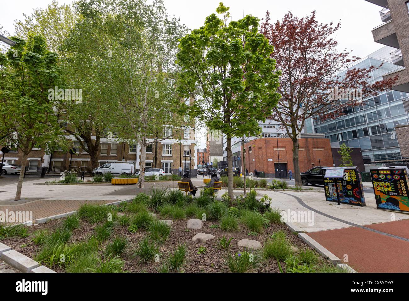 Fleet Valley Pocket Park, WC1, progettato per catturare il flusso d'acqua di superficie in un'area precedentemente completamente pavimentata. Foto Stock