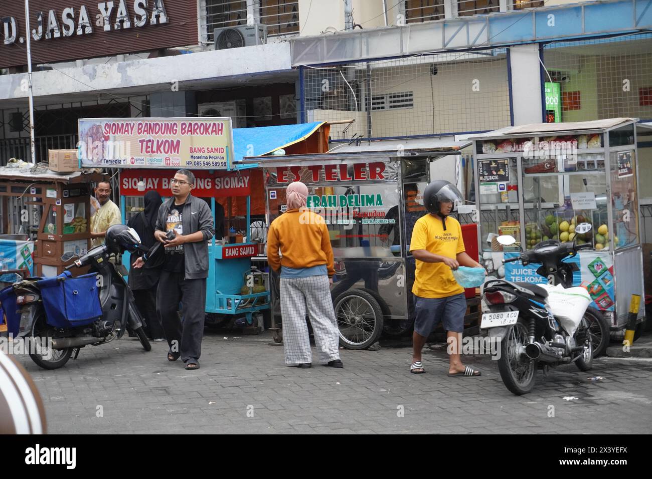 L'atmosfera del Kayutangan Heritage, Malang, con interazione tra venditori e acquirenti con un tema vintage Foto Stock