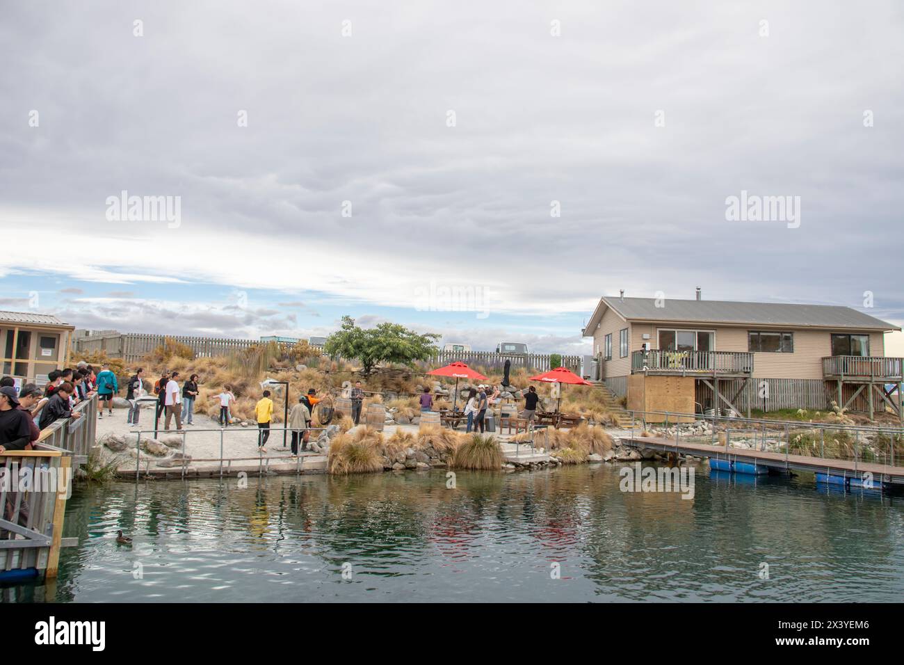 Twizer nuova zelanda 24 dicembre 2023: Molta gente pesca nel salmone di High Country. Galleggiare sulle acque glaciali appena a sud di Twizel Foto Stock