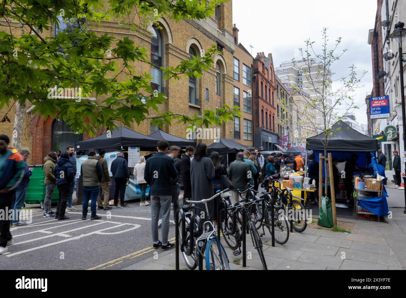 Leather Lane, una strada nel centro di Londra con molte bancarelle che offrono Street food ogni giorno feriale dalle 10:00 alle 14:00. Foto Stock