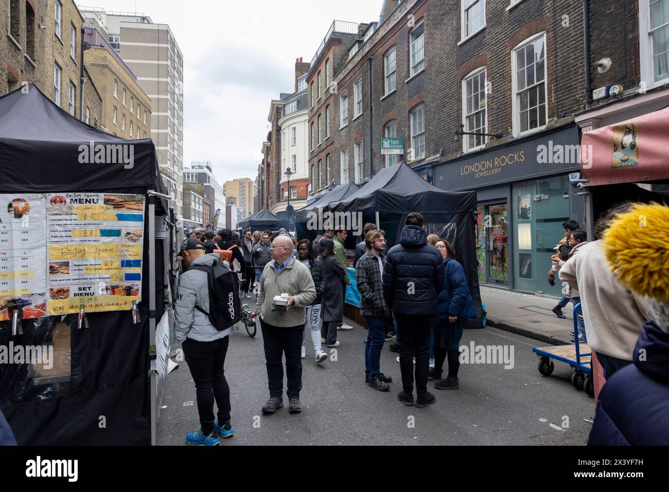 Leather Lane, una strada nel centro di Londra con molte bancarelle che offrono Street food ogni giorno feriale dalle 10:00 alle 14:00. Foto Stock