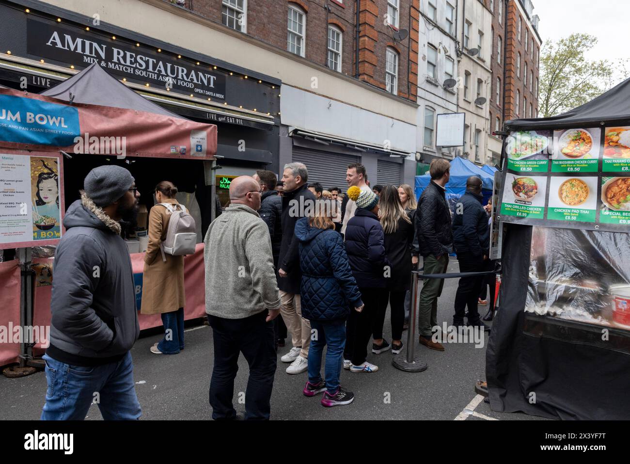 Leather Lane, una strada nel centro di Londra con molte bancarelle che offrono Street food ogni giorno feriale dalle 10:00 alle 14:00. Foto Stock