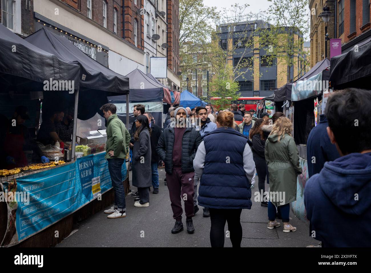 Leather Lane, una strada nel centro di Londra con molte bancarelle che offrono Street food ogni giorno feriale dalle 10:00 alle 14:00. Foto Stock