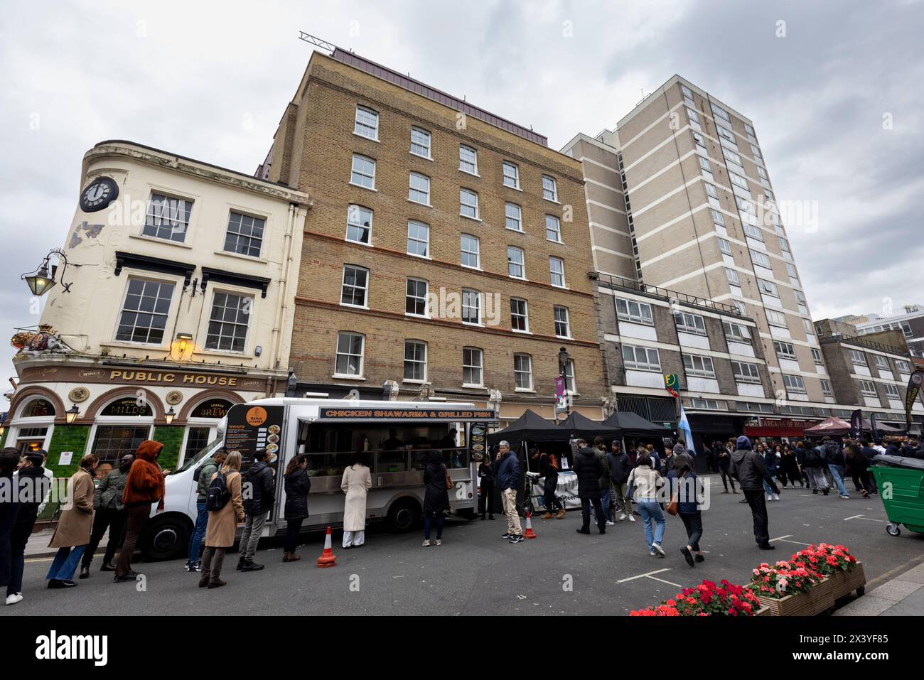 Leather Lane, una strada nel centro di Londra con molte bancarelle che offrono Street food ogni giorno feriale dalle 10:00 alle 14:00. Foto Stock