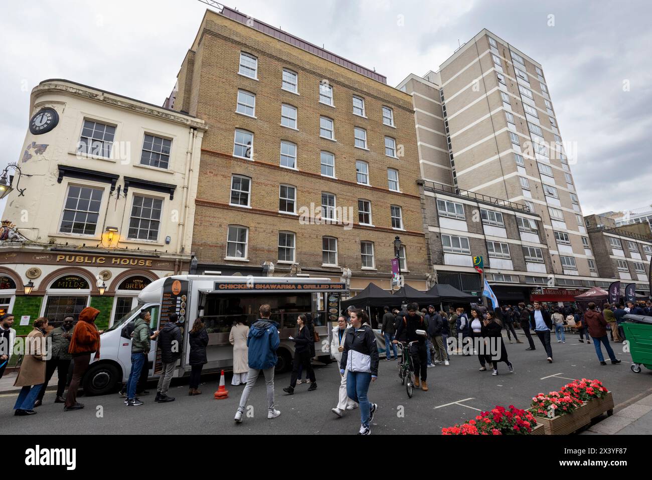 Leather Lane, una strada nel centro di Londra con molte bancarelle che offrono Street food ogni giorno feriale dalle 10:00 alle 14:00. Foto Stock