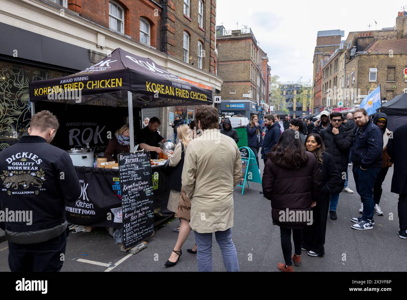 Leather Lane, una strada nel centro di Londra con molte bancarelle che offrono Street food ogni giorno feriale dalle 10:00 alle 14:00. Foto Stock