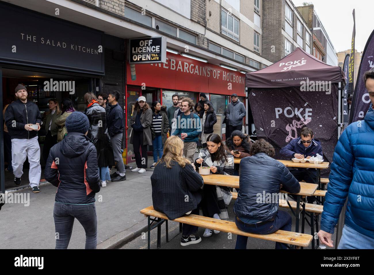 Leather Lane, una strada nel centro di Londra con molte bancarelle che offrono Street food ogni giorno feriale dalle 10:00 alle 14:00. Foto Stock