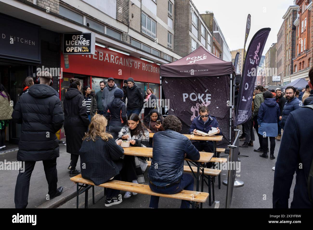 Leather Lane, una strada nel centro di Londra con molte bancarelle che offrono Street food ogni giorno feriale dalle 10:00 alle 14:00. Foto Stock