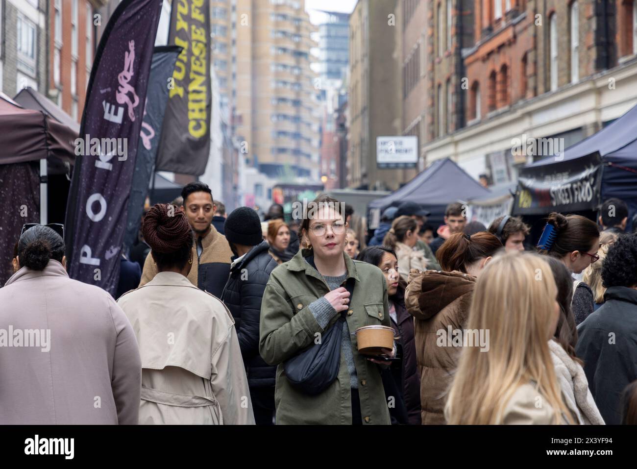 Leather Lane, una strada nel centro di Londra con molte bancarelle che offrono Street food ogni giorno feriale dalle 10:00 alle 14:00. Foto Stock