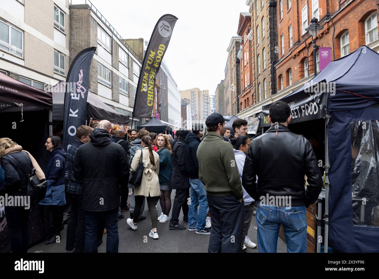 Leather Lane, una strada nel centro di Londra con molte bancarelle che offrono Street food ogni giorno feriale dalle 10:00 alle 14:00. Foto Stock