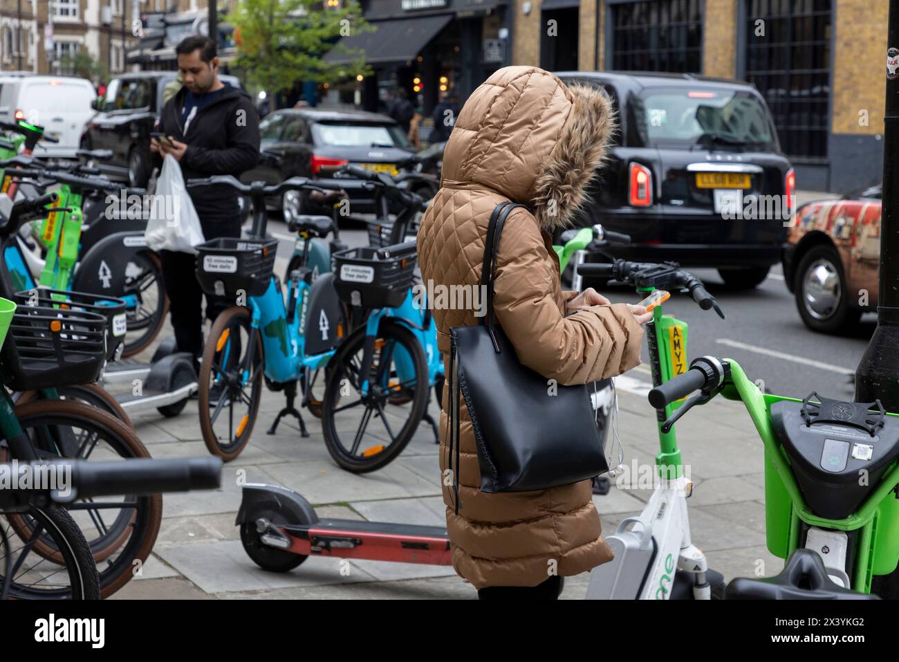 Noleggio autonomo di biciclette da strada a Clerkenwell, Londra, disponibili per l'uso con un'app per smartphone, gli utenti possono essere visti prenotare. Foto Stock