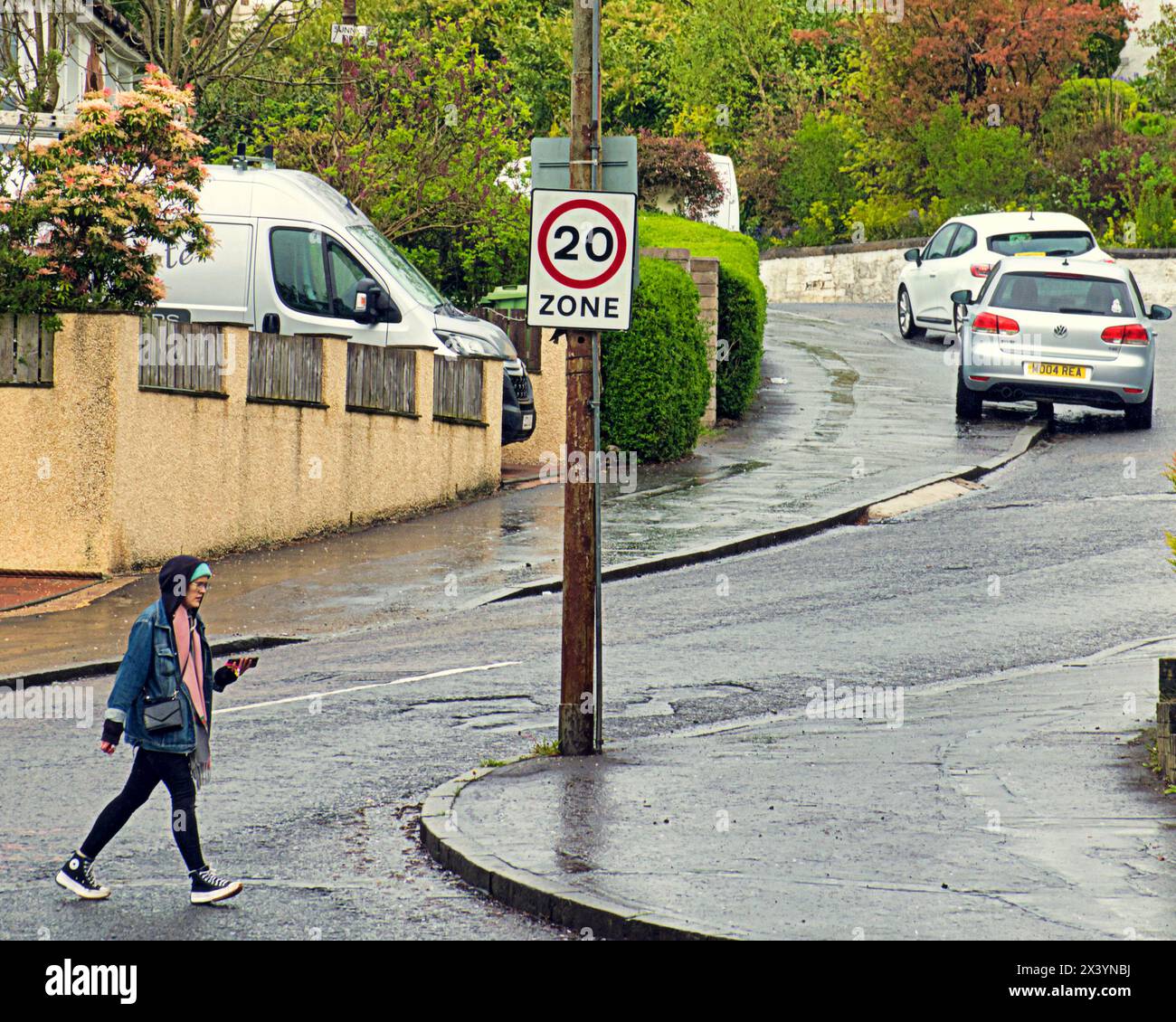 Glasgow, Scozia, Regno Unito. 29 aprile 2024: Strade impostate per avere un limite di velocità impostato a 20 mph in città a causa di un recente picco di morti strade ridotte per creare strade più sicure. Credit Gerard Ferry/Alamy Live News Foto Stock